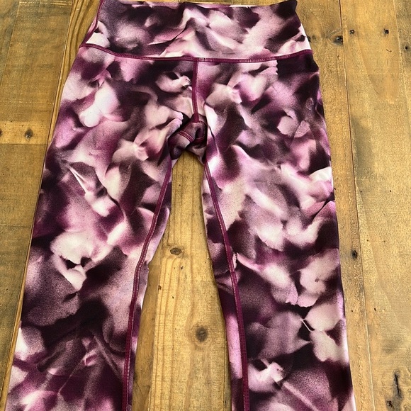 Lululemon Wunder Under high rise crop yoga pants. - Picture 2 of 4